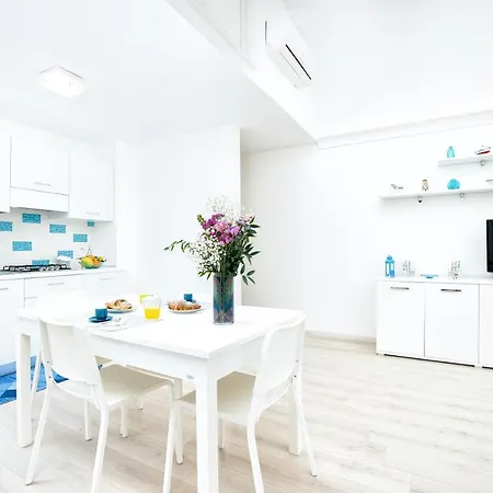 Casa Acqua Marina - Only 6 Steps From The Main Road Διαμέρισμα *